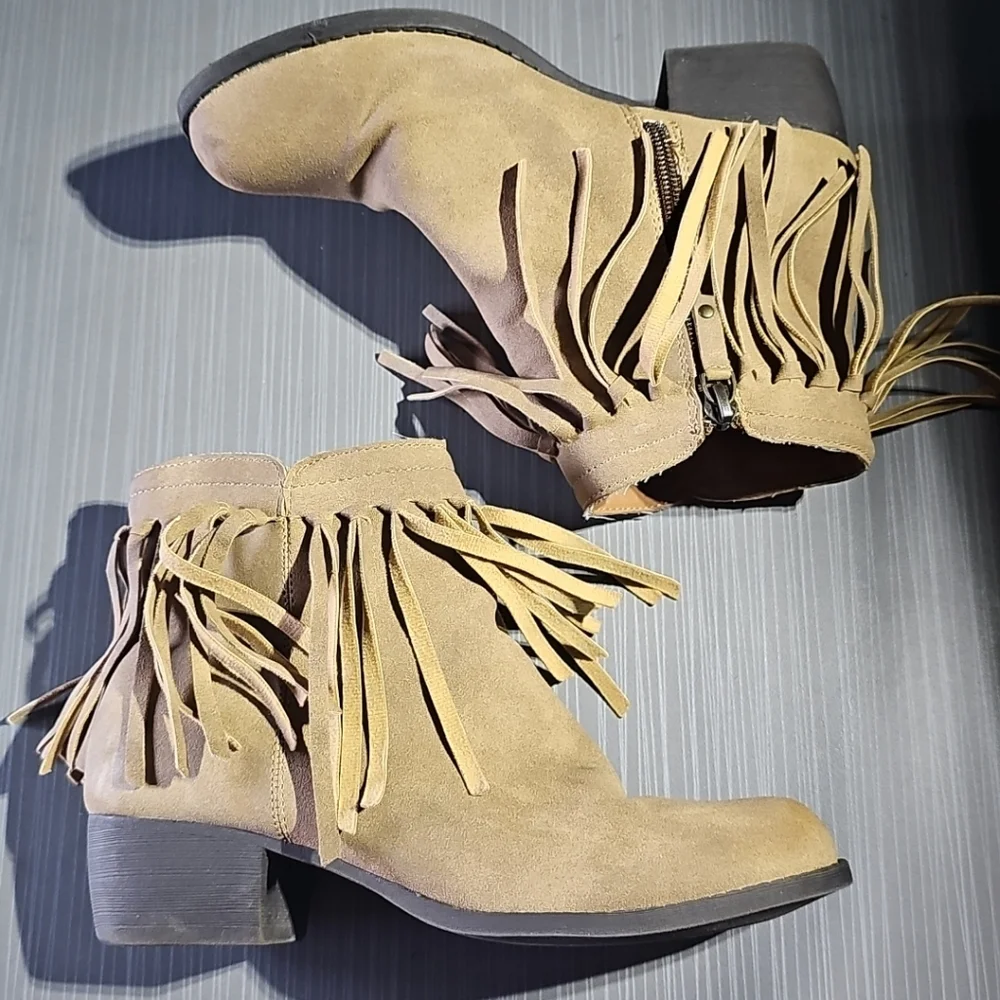 Bare Traps Missy Tan Suede Ankle Boots Fringe Girls Size‎ 3.5 (EUR 34.5) EUC